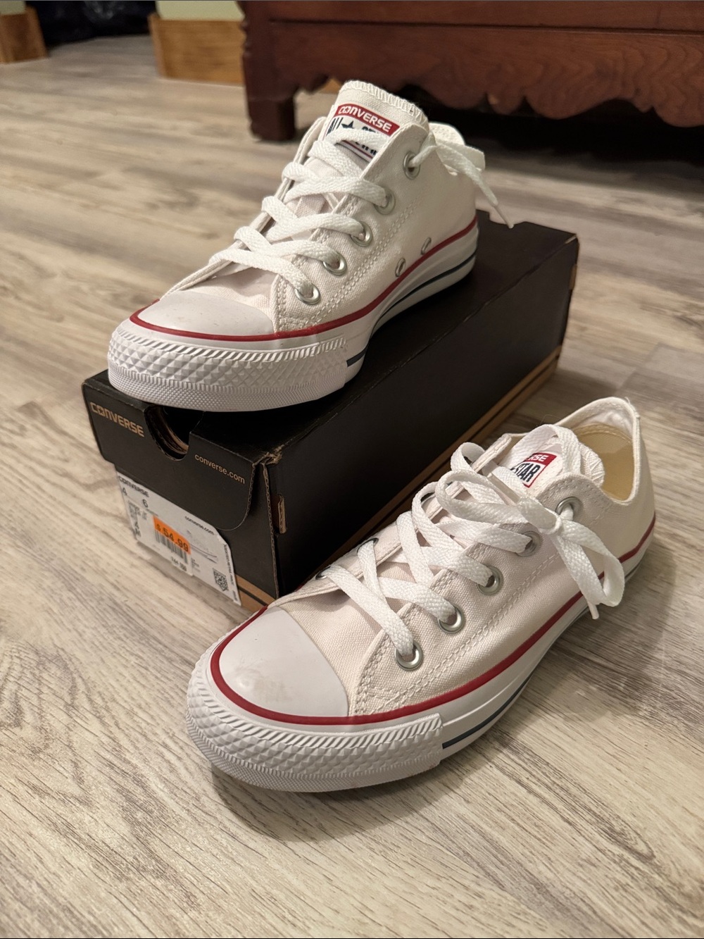 Converse White Low-Top Sneakers with Red Trim Chick Taylor “Chuck’s” size 6wms 4